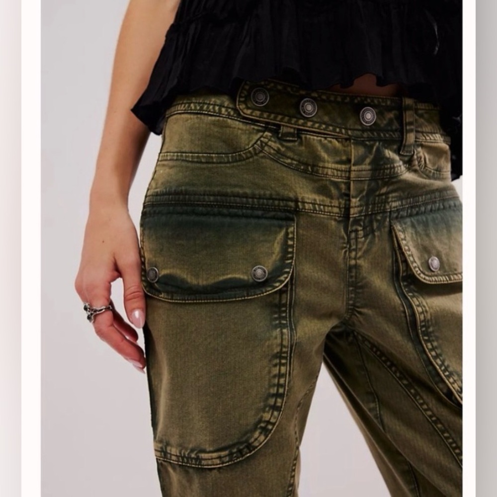 NWT. Free People We The Free Hot In It Moto Pants. Army Green. Size 6